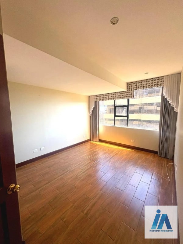 APARTAMENTO EN ALQUILER - 📍Edificio Milenia, zona 10 Viva en un entorno rodeado de áreas verdes con una ubicación privilegiada. - 4