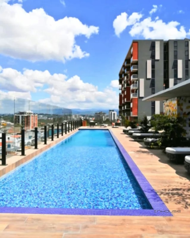 APARTAMENTO EN VENTA ZONA 11 EN PRIMER NIVEL CON JARDIN - 1