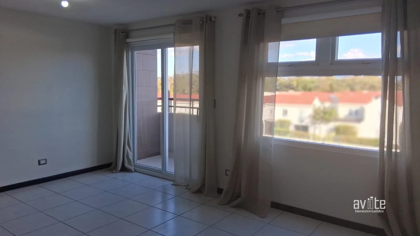 Condado Naranjo, aparamento nivel medio con balcón Q1,400,000 - 15