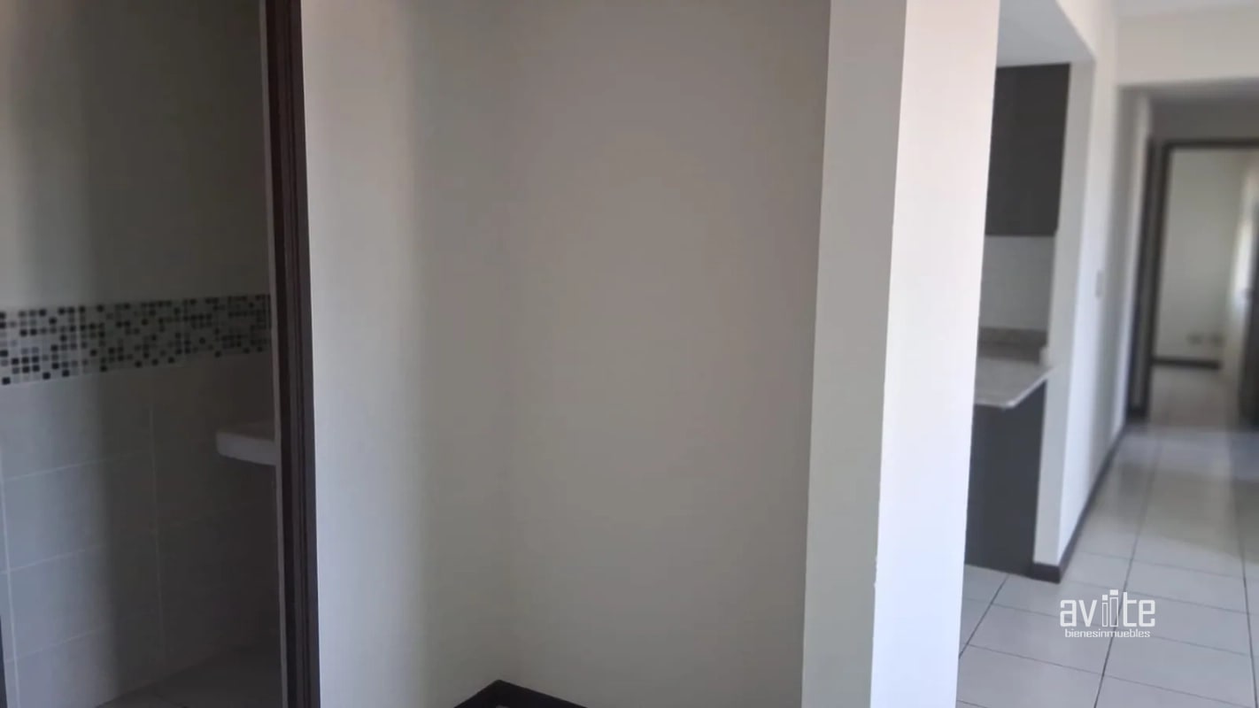 Condado Naranjo, aparamento nivel medio con balcón Q1,400,000 - 11
