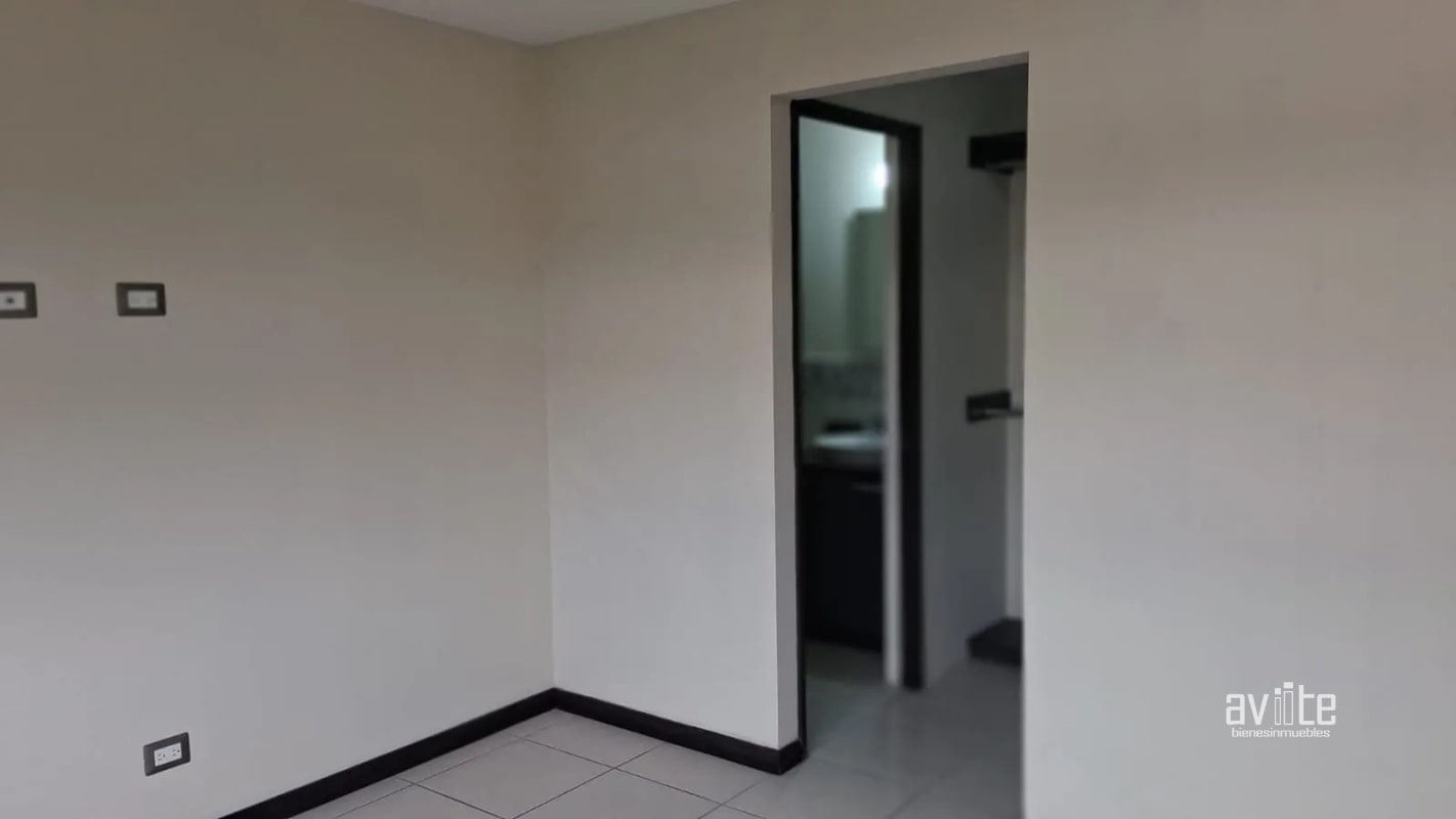 Condado Naranjo, aparamento nivel medio con balcón Q1,400,000 - 10