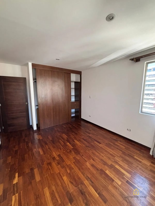 Apartamento en Torre Quatro, Zona 14 | 3 Hab + Balcón | $1,300 - 3