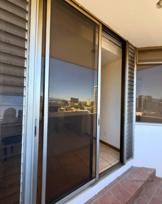 APARTAMENTO EN RENTA EN ZONA 10 CON BALCÓN - 6