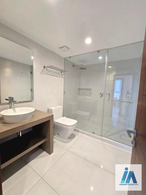 APARTAMENTO SEMIAMUEBLADO EN ALQUILER📍 Reserva 5ta Avenida, Zona 14 Vive en el corazón de la Zona 14, en un apartamento que combina lujo, amplitud y un diseño contemporáneo - 5