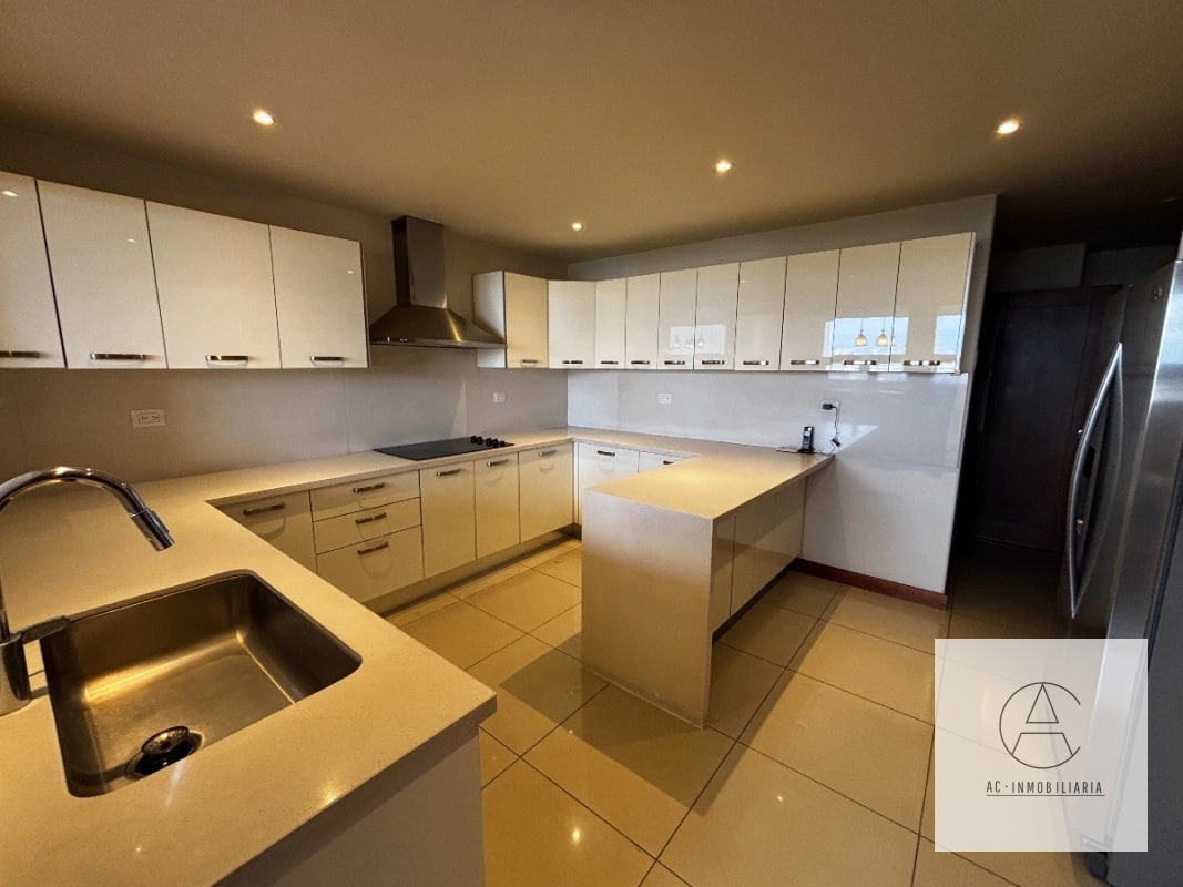 Apartamento amplio en renta , zona 14 - 1