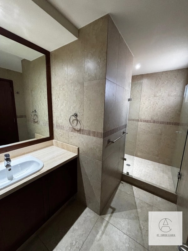 Apartamento amplio en renta , zona 14 - 8