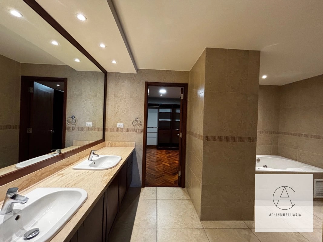Apartamento amplio en renta , zona 14 - 7