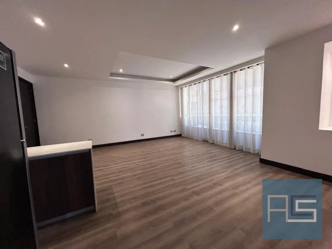 Amplio apartamento en venta de 2 hab en zona 10 - 2