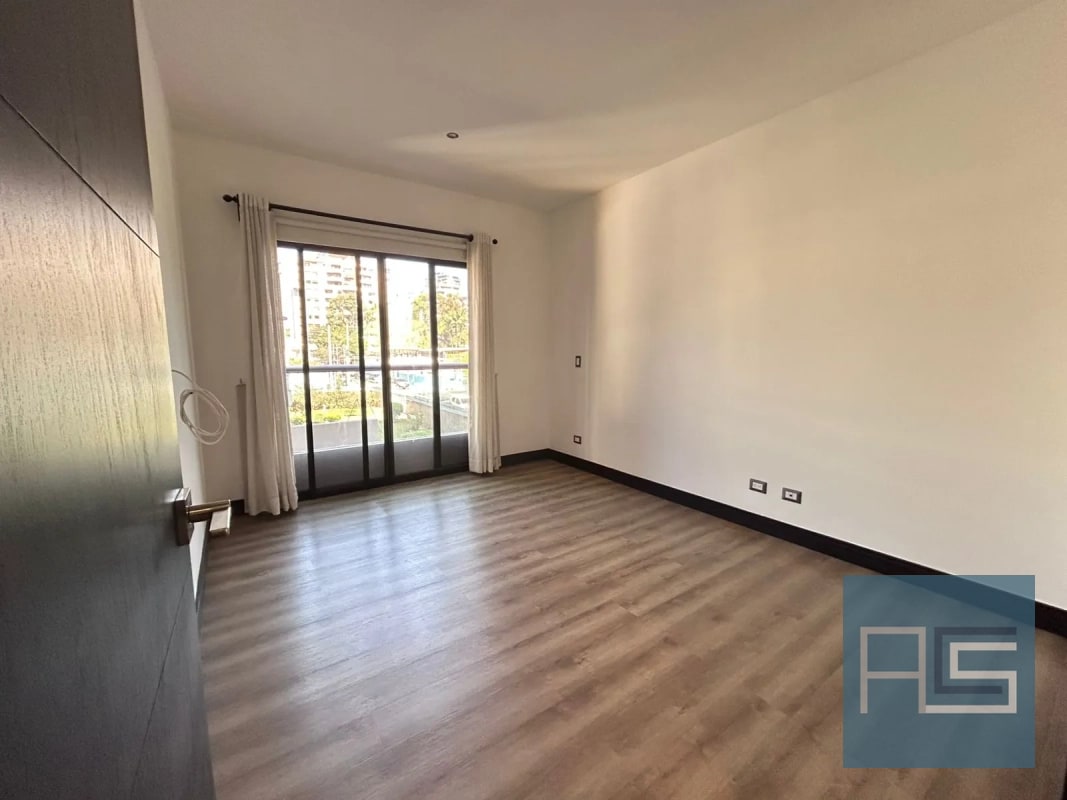 Amplio apartamento en venta de 2 hab en zona 10 - 8