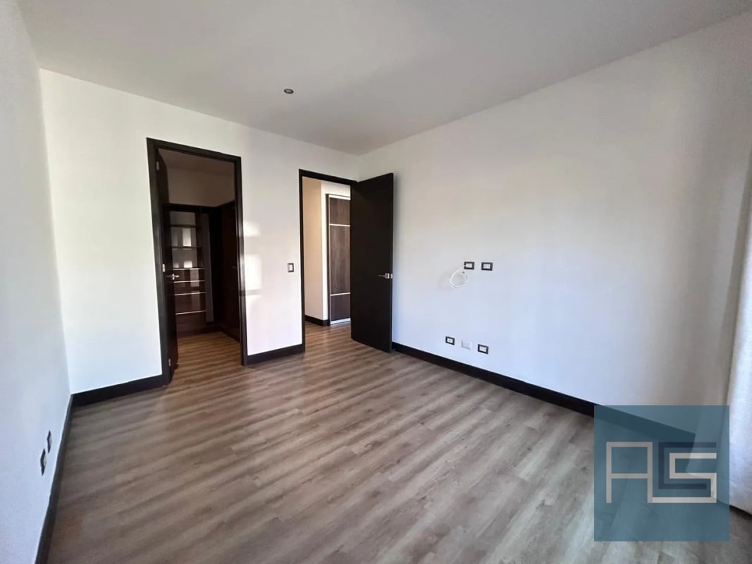 Amplio apartamento en venta de 2 hab en zona 10 - 9