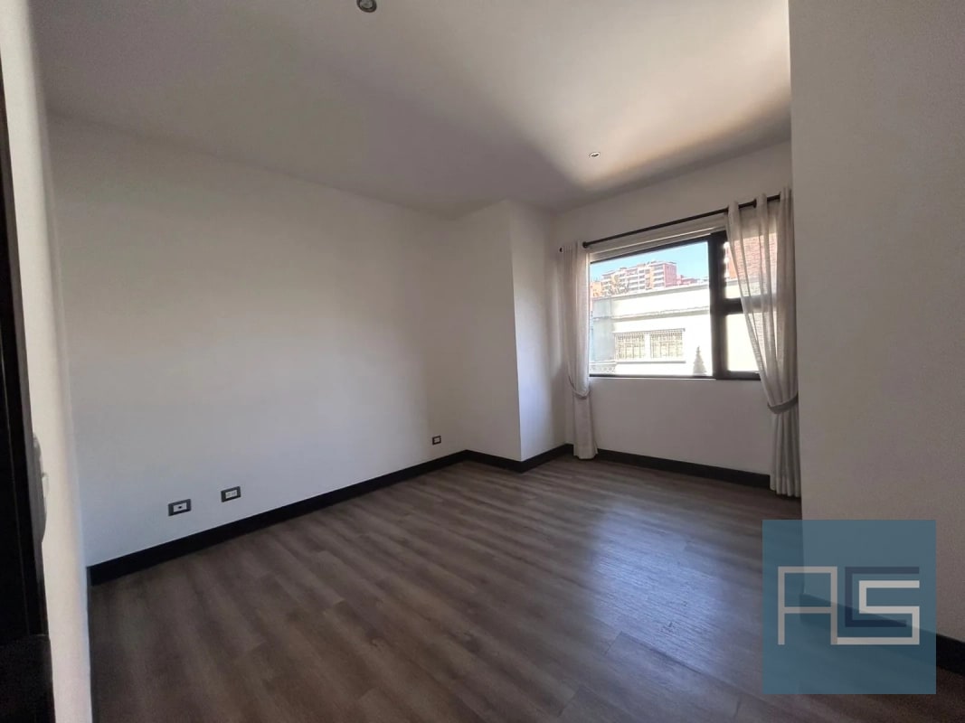Amplio apartamento en venta de 2 hab en zona 10 - 12