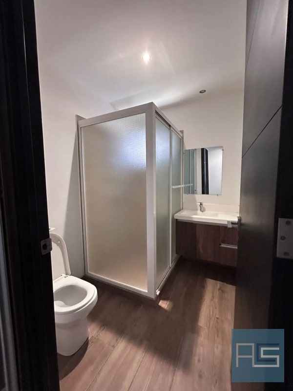 Amplio apartamento en venta de 2 hab en zona 10 - 14