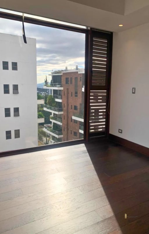 RENTA AMPLIO APARTAMENTO 3 HABITACIONES + SERVICIO– Edificio Bosco, Zona 15 - 9