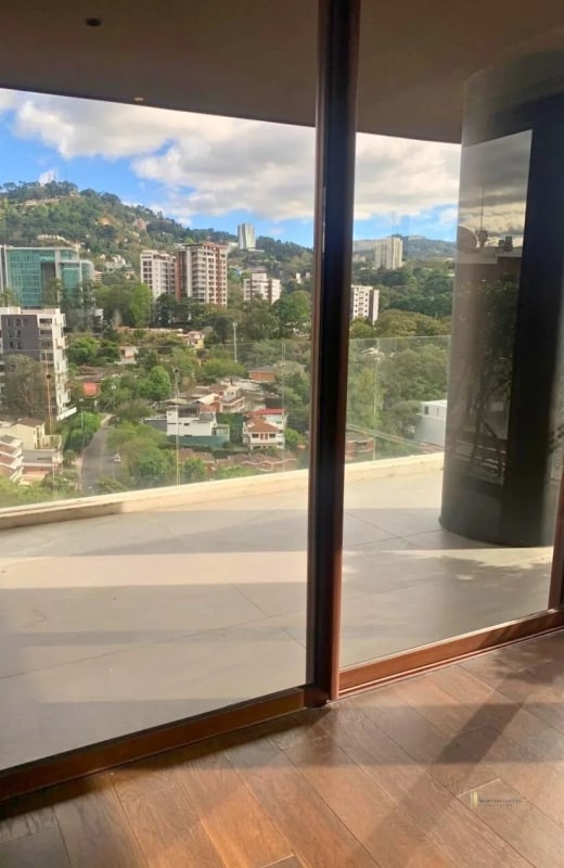 RENTA AMPLIO APARTAMENTO 3 HABITACIONES + SERVICIO– Edificio Bosco, Zona 15 - 6
