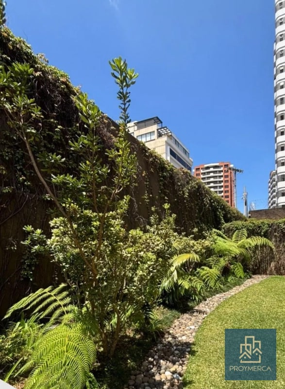 Apartamento con jardín en venta, Edificio Plenum 5ta Avenida Zona 14 - 14