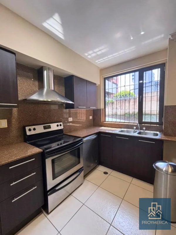 Apartamento con jardín en venta, Edificio Plenum 5ta Avenida Zona 14 - 12