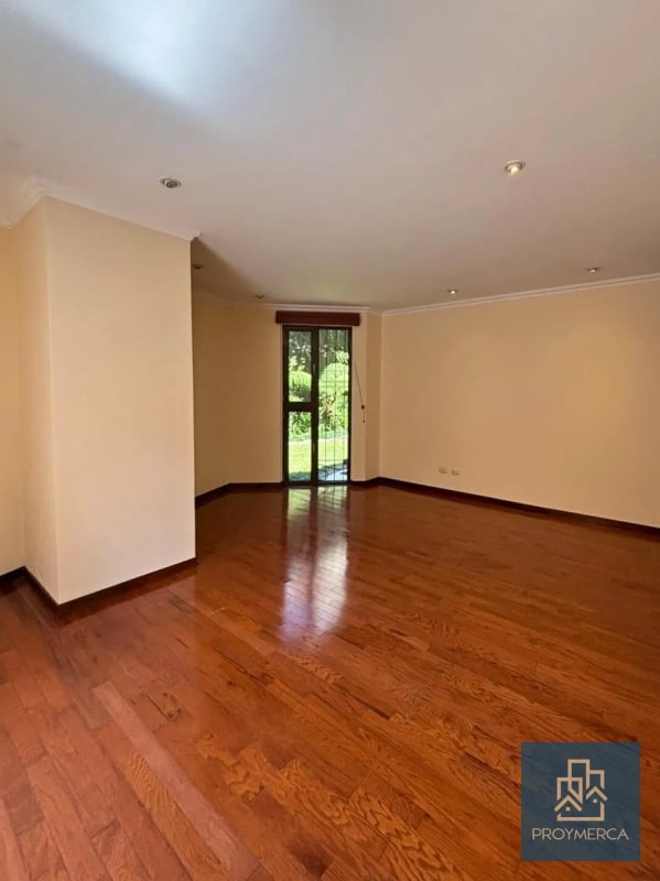 Apartamento con jardín en venta, Edificio Plenum 5ta Avenida Zona 14 - 8