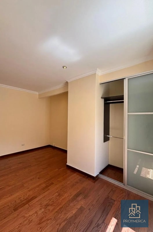 Apartamento con jardín en venta, Edificio Plenum 5ta Avenida Zona 14 - 6