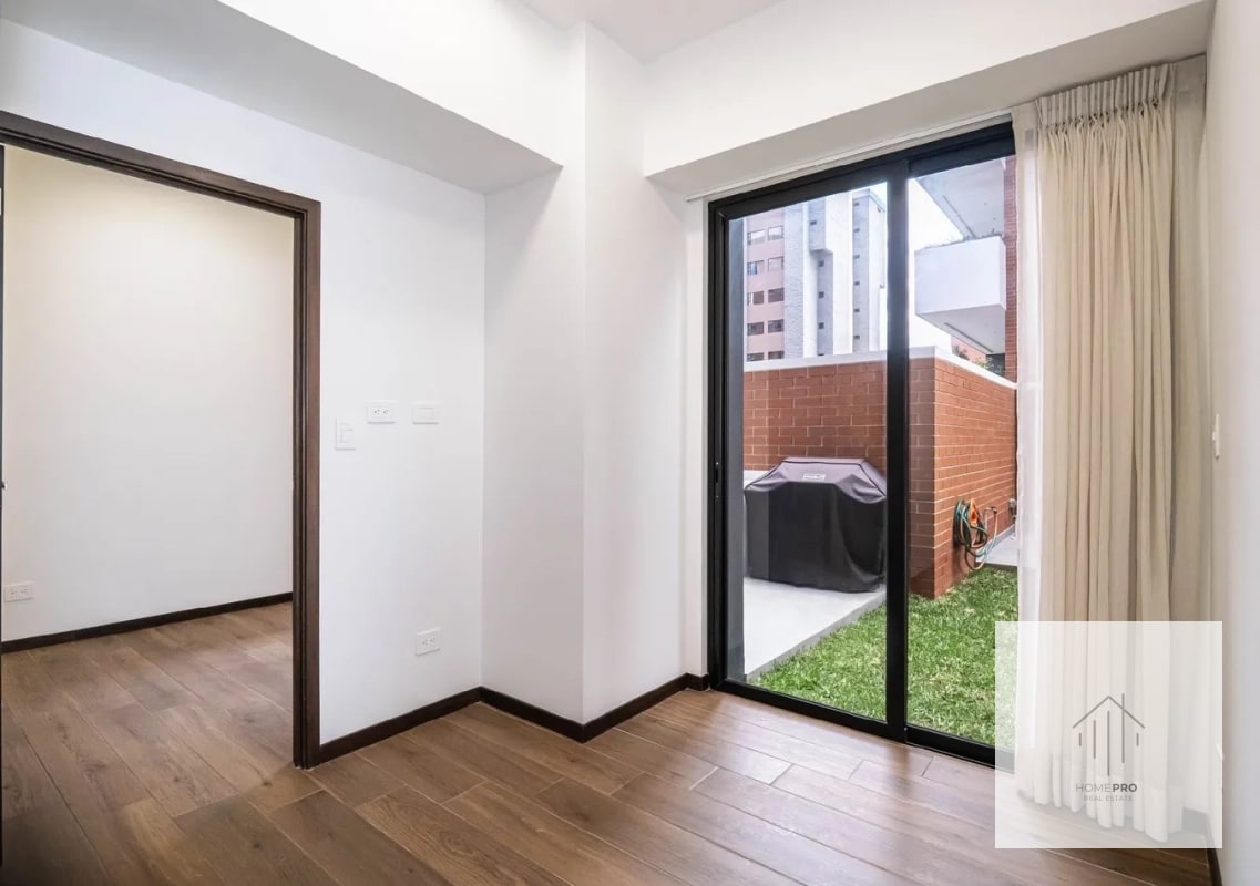 Apartamento con jardín en renta en zona 10 - 9
