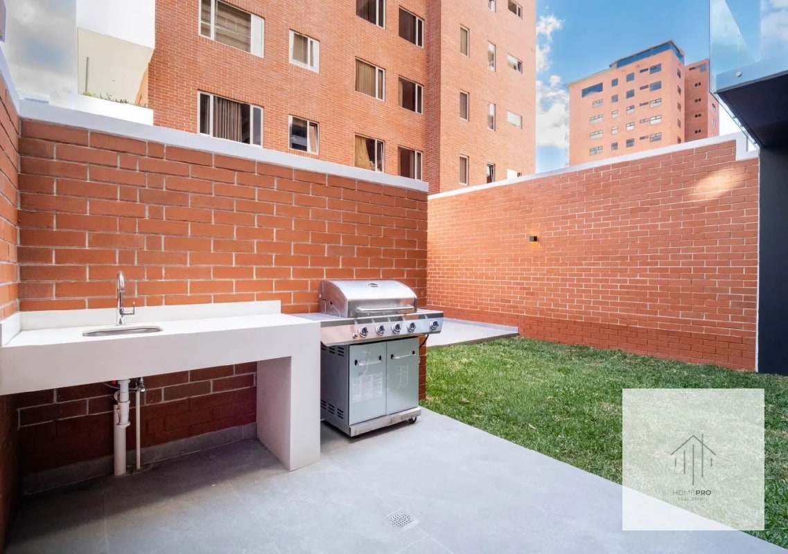 Apartamento con jardín en renta en zona 10 - 7