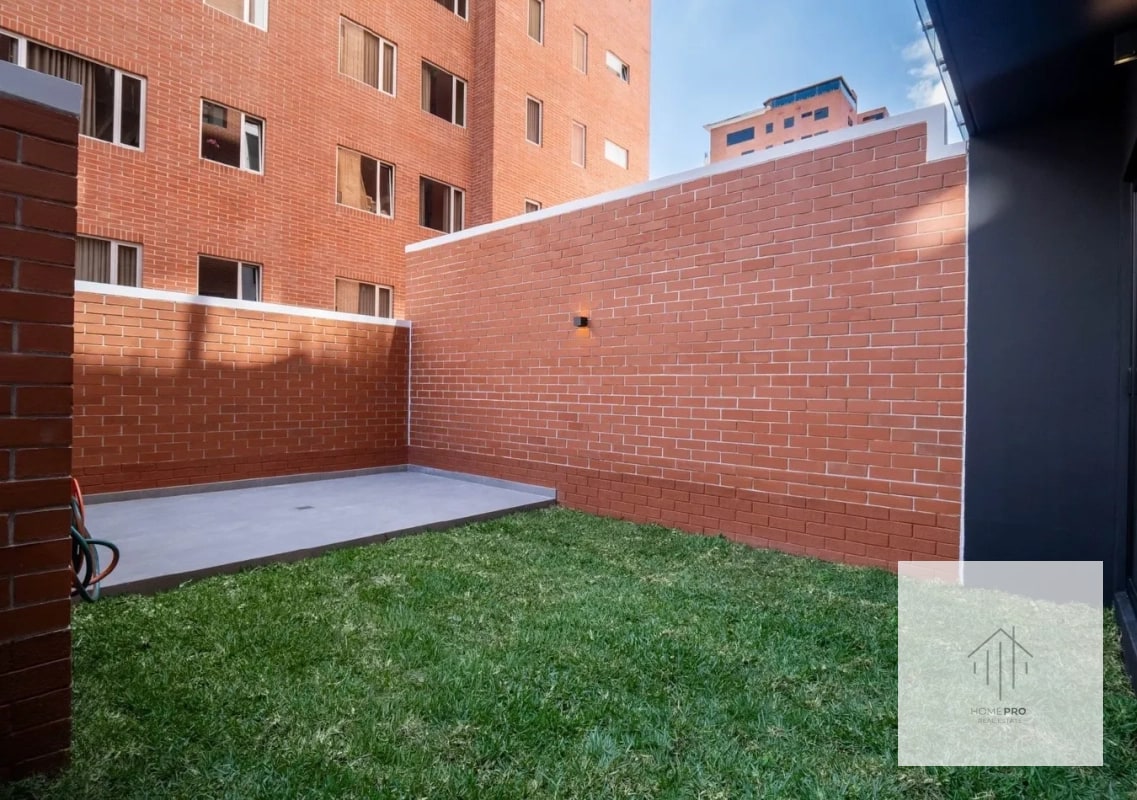 Apartamento con jardín en renta en zona 10 - 2