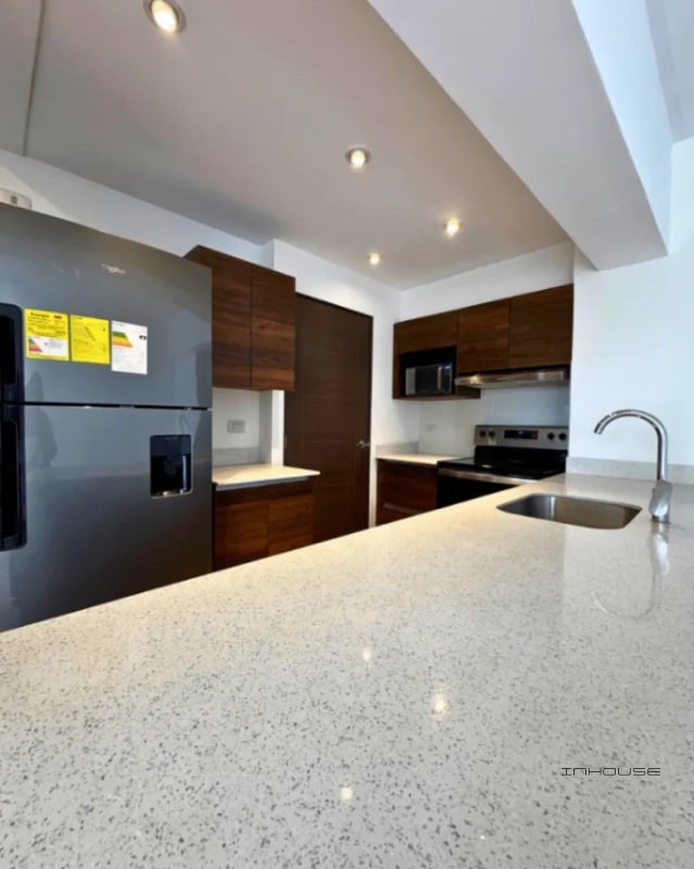APARTAMENTO EN RENTA ZONA 12 CON BALCÓN - 12
