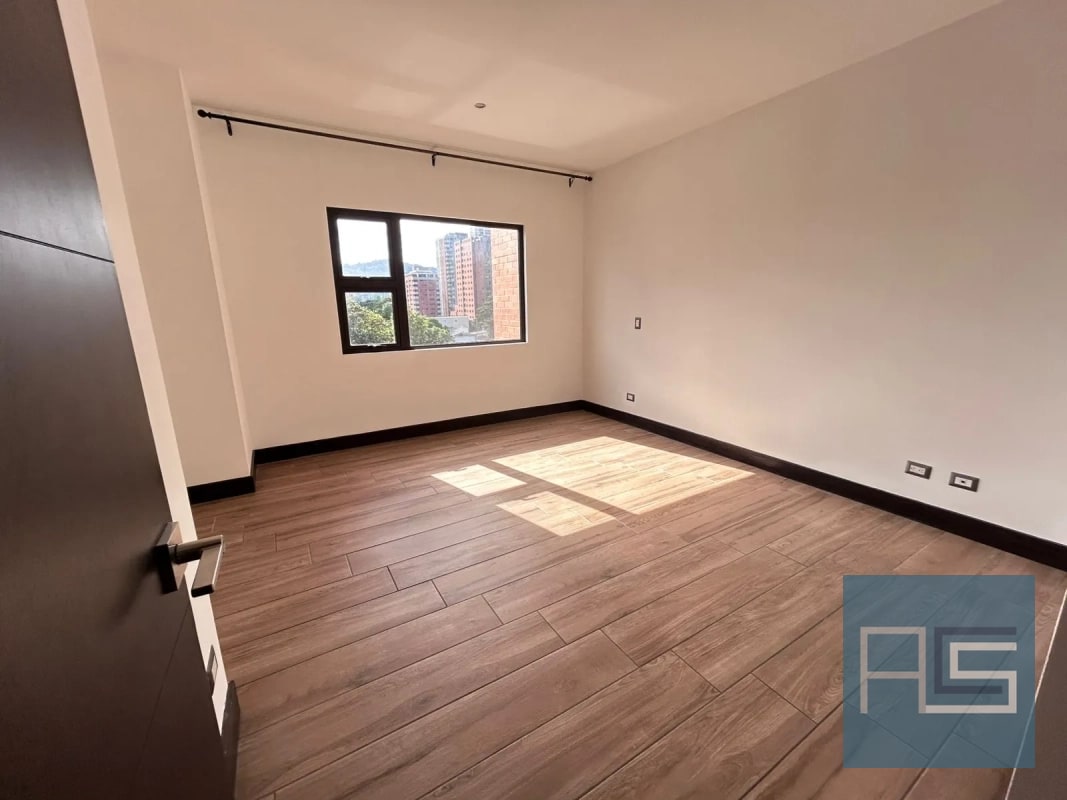 *Amplio e iluminado Apartamento de 3 hab., en Renta en zona 10* - 11