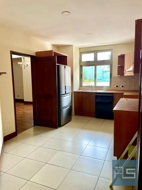 En RENTA - Amplio Apartamento ubicado en sector exclusivo de Oakland Zona 10 - 15