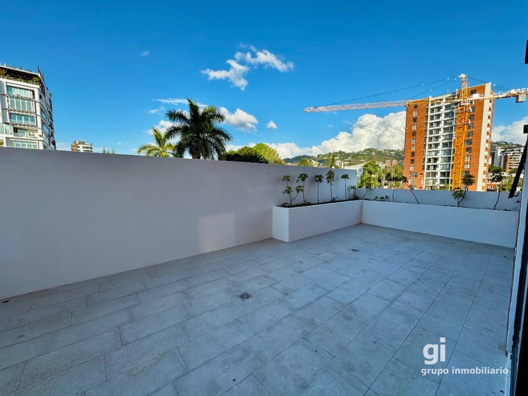 Apartamento con la comodidad de una casa en venta en zona 15 - 14