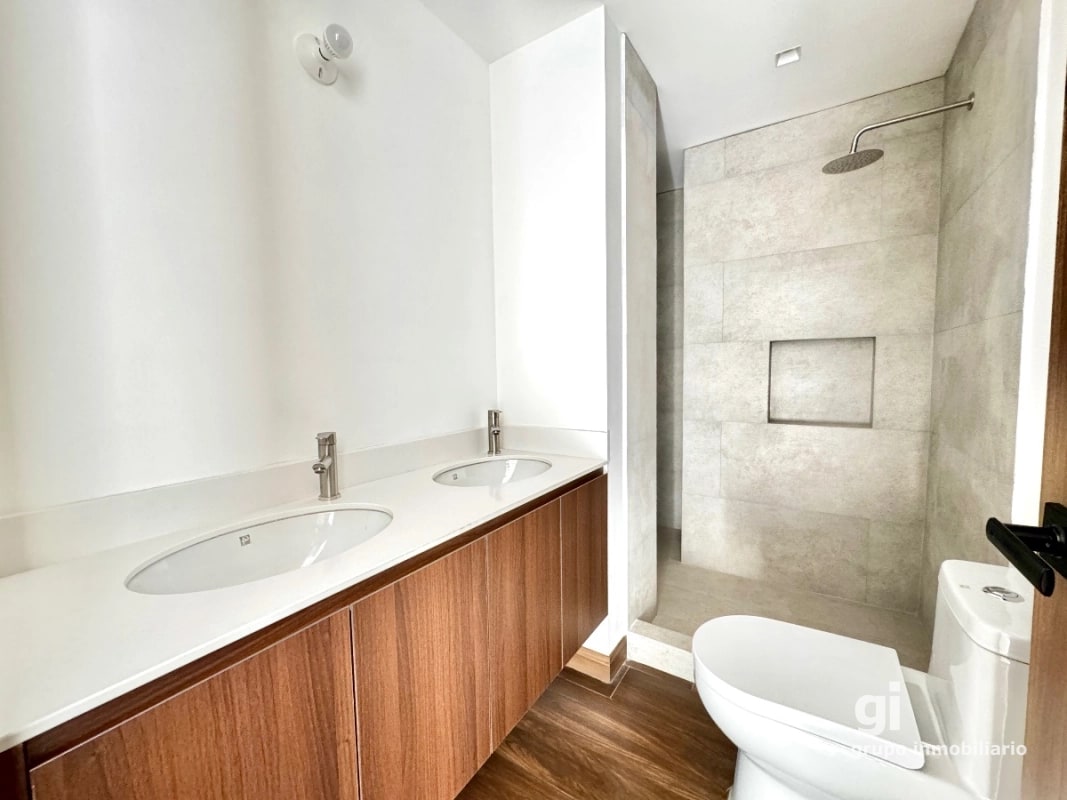 Apartamento con la comodidad de una casa en venta en zona 15 - 11