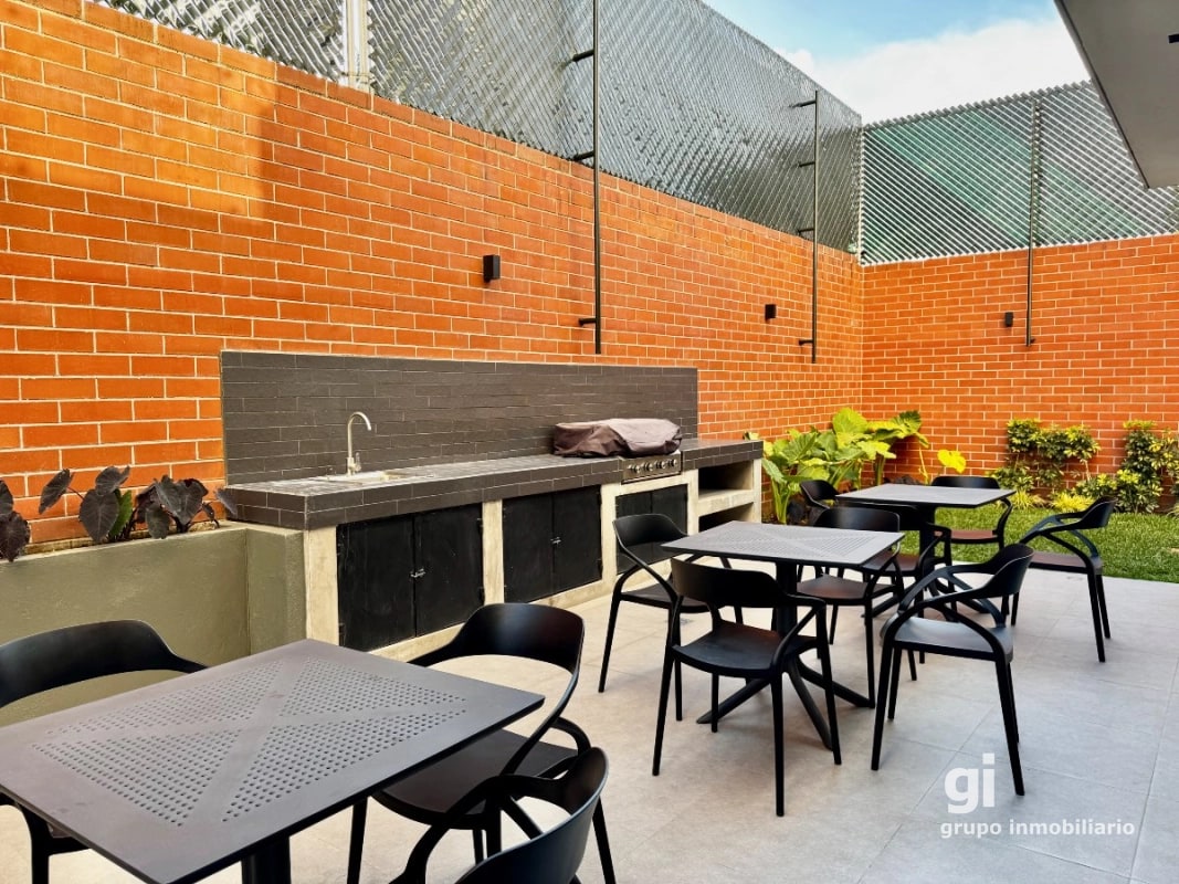Apartamento con la comodidad de una casa en venta en zona 15 - 5