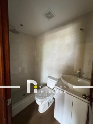 VENDO APARTAMENTO REMODELADO, IMPUESTOS INCLUIDOS,  MILENIA OAKLAND Z.10 — Apartamento en Venta en Milenia, Zona 10, Guatemala, Ciudad — miniatura 2 de 16