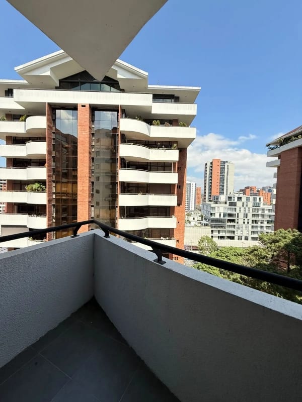 Vendo amplio apartamento en zona 14 — Apartamento en Venta en Attica, Zona 14, Guatemala, Ciudad — foto 2 de 10
