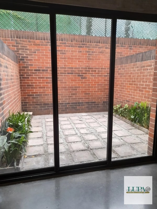 Apartamento con Jardín en edificio 4-36 Zona 4 - 5