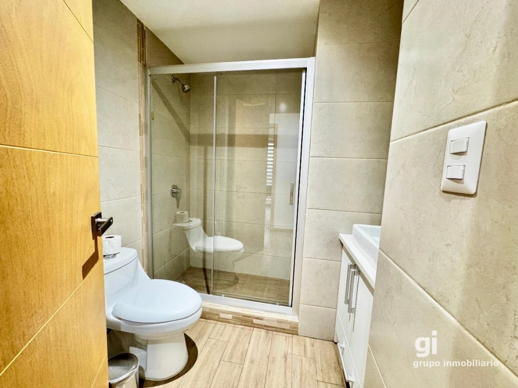 Apartamento de 3 dormitorios en venta zona 10 - 11