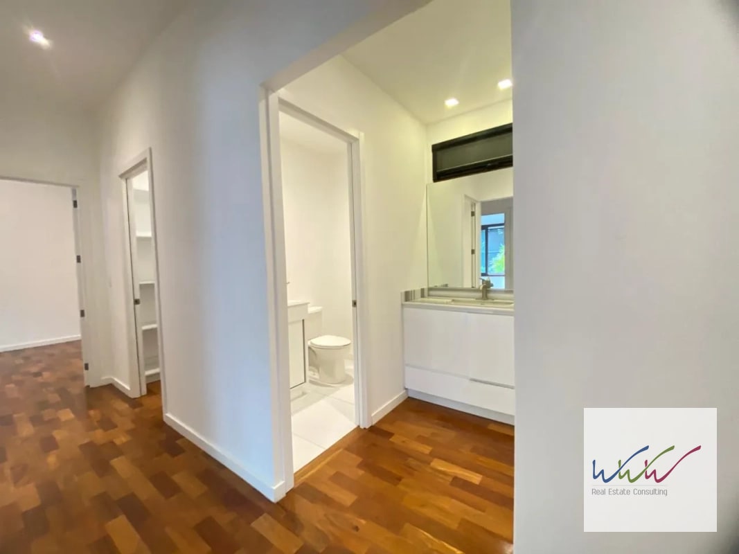 Rento amplio apartamento con jardín en Edificio Lucca, Zona 10 - 9