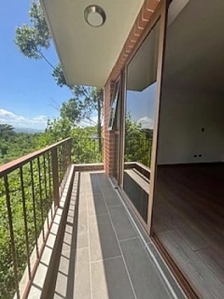Zona 16 alquilo amplio apartamento cerca colegio Interamericano — Apartamento en Alquiler en Zona 16, Guatemala, Ciudad — miniatura 1 de 8