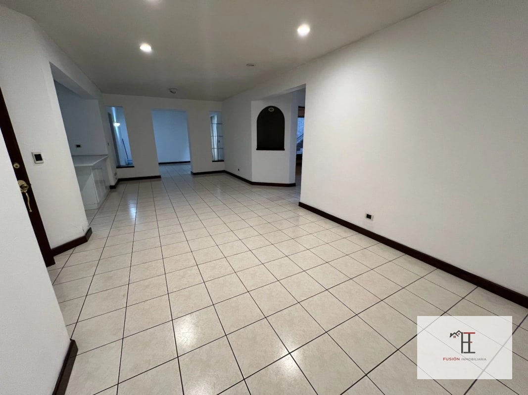 Rento amplio apartamento en zona 15 - 7