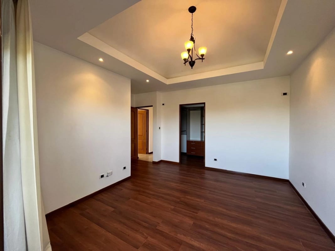 ALQUILO APARTAMENTO CON AMPLIO BALCÓN Y 3 HABS. en zona 15. — Apartamento en Alquiler en Colonia El Maestro, Zona 15, Guatemala, Ciudad — foto 7 de 10