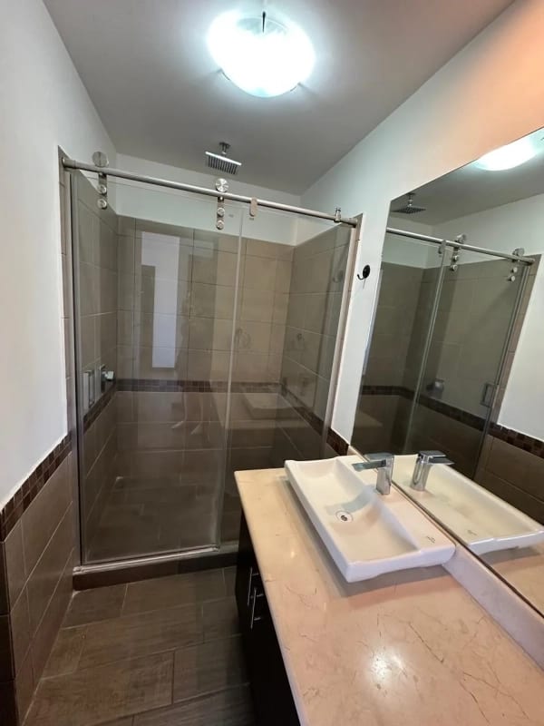 APARTAMENTO CON TERRAZA Y BALCON EN RENTA EN ZONA 10 EDIFICIO VERONA 3 HABITACIONES — Apartamento en Alquiler en Zona 10, Guatemala, Ciudad — foto 10 de 17