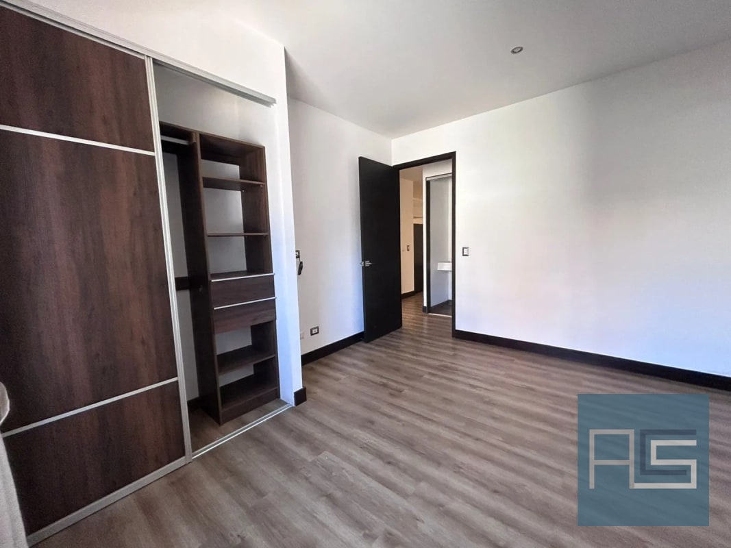 Amplio apartamento en renta de 2 hab en zona 10 - 13