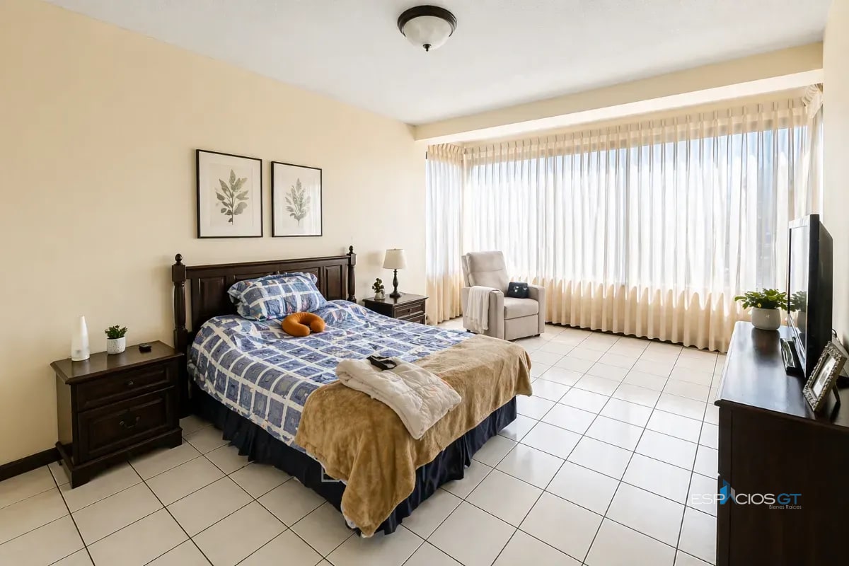 APARTAMENTO EN VENTA ZONA 15- AMPLIO - 4